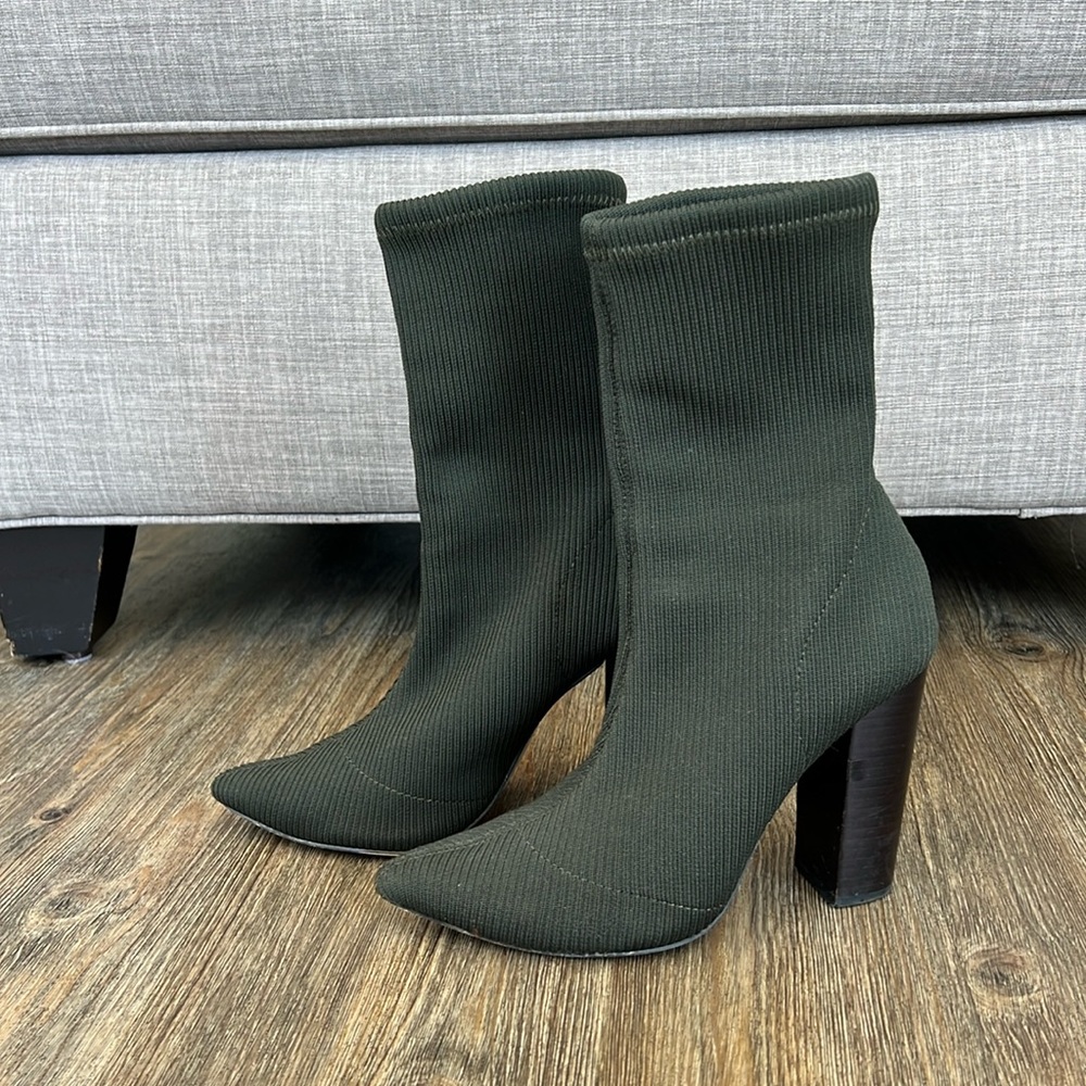 Steve Madden Ribbed Booties, size 8